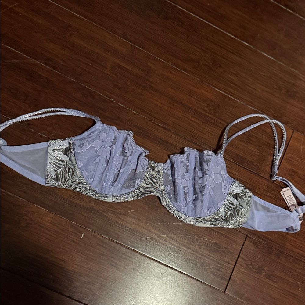 Elegant Lace Underwire Bra - Lavender and Silver LIKE NEW - 32C Beautiful Lace